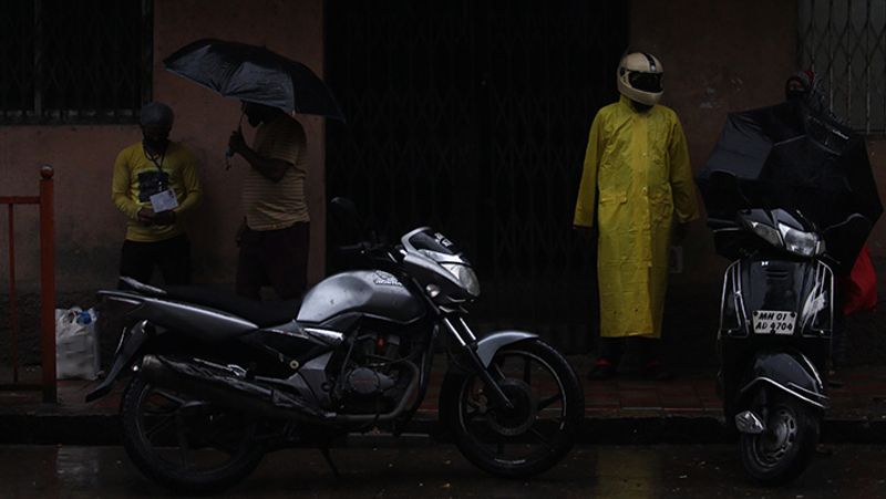 मुंबई में बादलों के चलते दिन में भी अंधेरा देखा गया।
