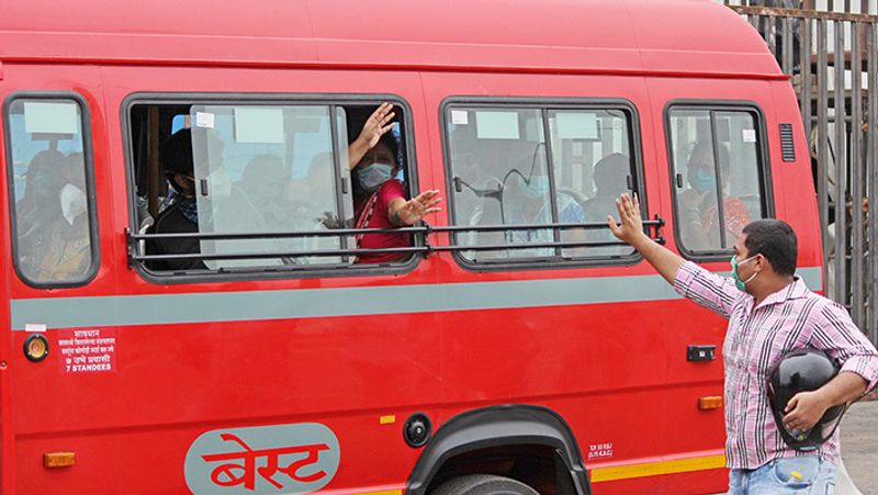 कोरोना संक्रमित मरीजों को समंदर के निकटवर्ती हास्पिटल से दूसरी जगह शिफ्ट कर दिया गया है। बता दें कि दो हफ्ते पहले पश्चिम बंगाल और उड़ीसा में अम्फान ने तबाही मचाई थी। आगे देखें अम्फान की कुछ तस्वीरें..