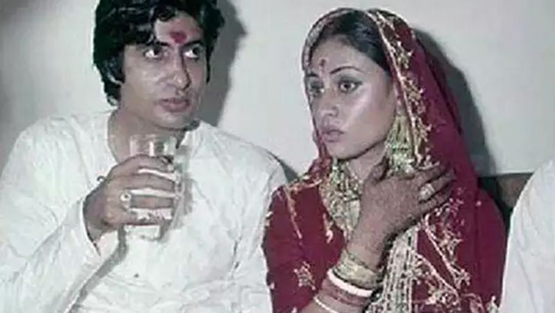 এরপর সেই ছবি দেখে মুগ্ধ হয়েছিলেন শাহেনশাহ জয়ার সঙ্গে সেরেছিলেন আলাপপর্ব। এরপর মাঝে মধ্যেই তাঁরা দেখা করতে শুরু করেন।