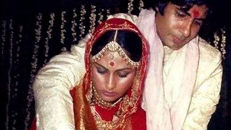 তবে অমিতাভ বচ্চন জয়াকে লক্ষ্য করলেও প্রথমে ঠিক ততটা গুরুত্ব দেননি। সম্পর্কের মাঝে তুরুপের তাস হয়ে দাঁড়ায় ম্যাগাজিনের কভার। জয়ার কভার পেজে ছবি দেখে ম্যাগাজিন হাতে তুলে নিয়েছিলেন অমিতাভ।