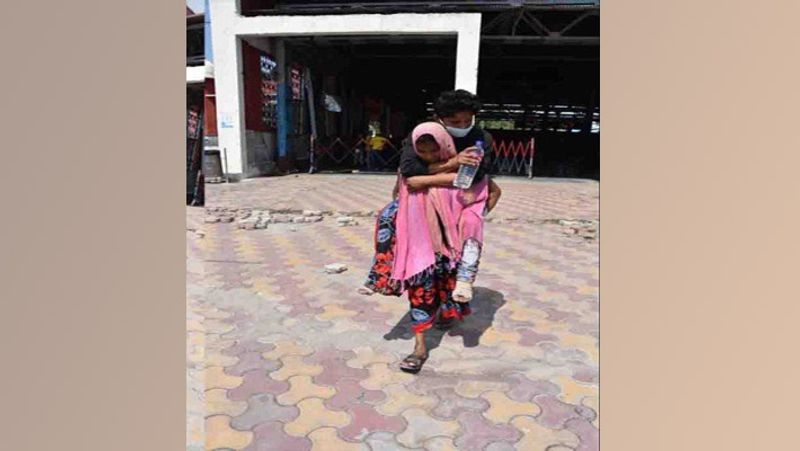 महाराष्ट्र के जलगांव का रहने वाला दीपक कानपुर केस्को में श्रमिक का काम करता है, वह यहां अपनी पत्नी ज्योति के साथ रहता है। कोरोना महामारी के चलते जब पूरे देश में लॉकडाउन हो गया तो उनका भी कम बंद हो गया। जिसके बाद वे अपने घर जाना चाहते थे।