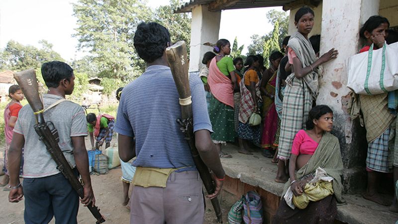 यह तस्वीर छत्तीसगढ़ के दंतेवाड़ा की है। राशन की दुकानों पर गांववालों की सुरक्षा के लिए पुलिस को सिविल यूनिफॉर्म तैनात किया जाता है। यह तस्वीर फरवरी, 2009 की है।
