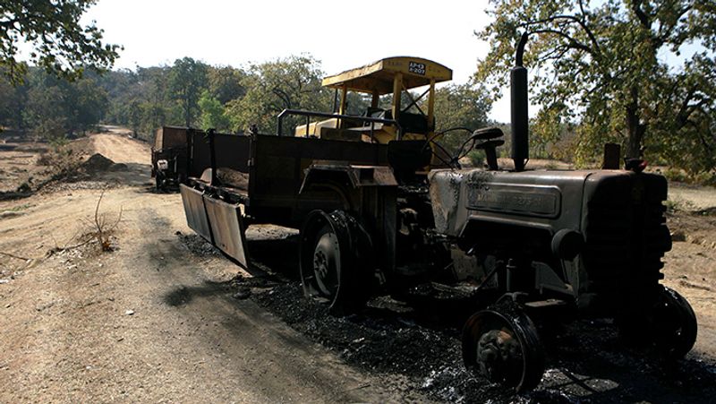 यह तस्वीर महाराष्ट्र मार्केगांव की है। फरवरी, 2009 को नक्सलियों ने सड़क निर्माण रोकने मशीनों को फूंक दिया था।