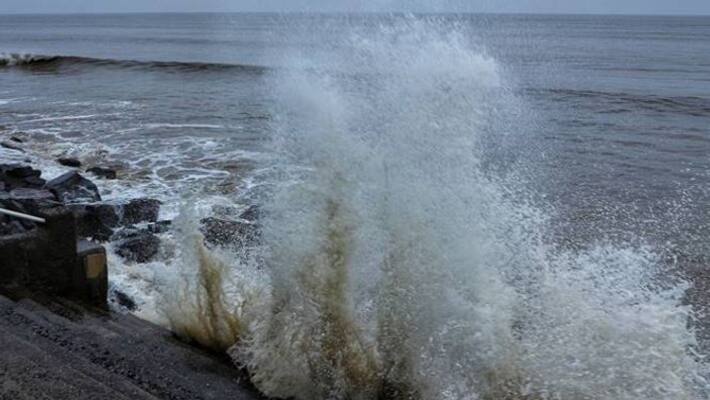 isakar cyclone will crass Mumbai Arabic ocean after noon isakar cyclone will crass Mumbai Arabic ocean after noon