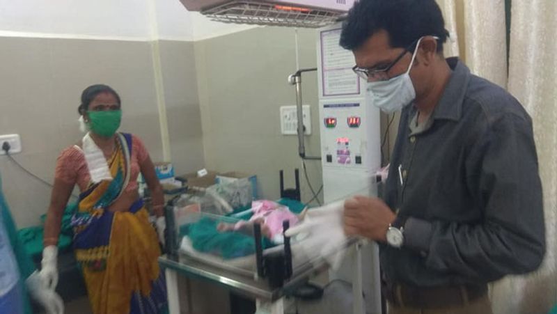 बच्ची भूख से बिलबिला रही थी। इस पर अस्पताल में भर्ती दूसरी प्रसूताएं बच्ची की मां बनकर सामने आईं। उन्होंने बच्ची को अपना दूध पिलाया। तामिया के टीआई मोहन सिंह मर्सकोले ने बताया कि नवजात पूरी तरह स्वस्थ है। अब आंगनबाड़ी कार्यकर्ताओं और आशा कार्यकर्ताओं के जरिये बच्ची की मां के बारे में पता कराया जा रहा है।