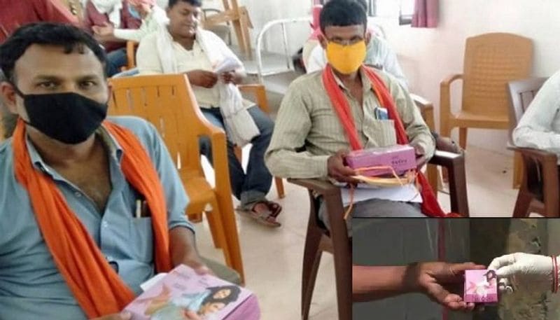 बिहार में 28 से 29 लाख के बीच प्रवासी मजदूर लौटे हैं। इनमें से अधिकांश को अलग अलग क्वारंटाइन सेंटर में रखा गया है। इसमें 8.77 लाख ने 14 दिन की क्वारंटाइन अवधि पूरी कर ली है, उन्हें घर जाने दिया गया है।
