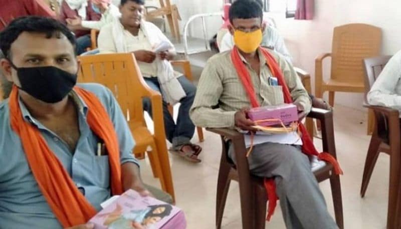 अधिकारियों के मुताबिक अभी साढ़े पांच लाख से ज्यादा प्रवासी मजदूर राज्यभर में ब्लॉक और जिलास्तर के क्वारंटाइन सेंटर में हैं, जो प्रवासी मजदूर गांव जा रहे हैं उन्हें भी अभी बाहर निकलने की छूट नहीं होगी।
