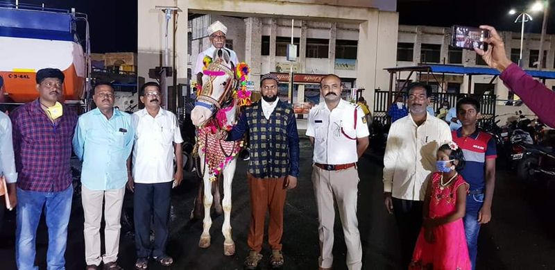 ಕುದುರೆಯ ಮೇಲೆ ಮೆರವಣಿಗೆ ಮಾಡಿ ಬೀಳ್ಕೊಟ್ಟ ಮೇಲಾಧಿಕಾರಿಗಳು