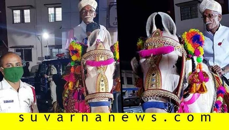 ಸನ್ಮಾನಿಸಿ ಕುದುರೆ ಮೇಲೆ ಠಾಣೆಯ ಆವರಣಲ್ಲಿ ಮೆರವಣಿಗೆ ಮಾಡಿದ ಖಾಕಿ ಪಡೆ