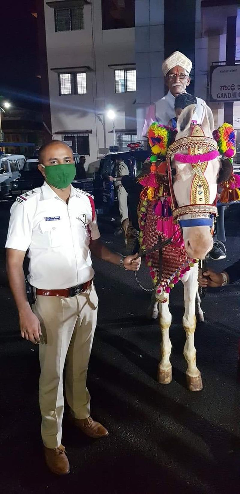 ಎಎಸ್ಐ ಬೀಳ್ಕೋಡುಗೆ ಫೋಟೋಗಳನ್ನು ತಮ್ಮ ಫೇಸ್ಬುಕ್ ಹಾಕಿಕೊಂಡು ಕೃತಜ್ಞತೆ ಸಲ್ಲಿಸಿದ ವಿಜಯಪುರ ಸಂಚಾರಿ ಪೊಲೀಸ್ ಠಾಣೆಯ ಪಿಎಸ್ಐ ಆರೀಫ್ ಮುಶಾಪುರಿ