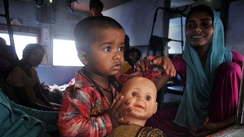प्रेस ब्यूरो ऑफ इंडिया (PIB) ने महामारी के दौरान केंद्र सरकार की योजनाओं के तहत लोगों तक पहुंचाई मदद के आंकड़ों की जानकारी दी है। इसके मुताबिक जनधन की पहली किस्त के तहत सरकार ने 20.05 करोड़ लोगों तक 10029 करोड़ रुपये जबकि दूसरी किस्त में 20.63 करोड़ तक 10315 करोड़ रुपये की मदद पहुंचाई।
(प्रतीकात्मक फोटो)