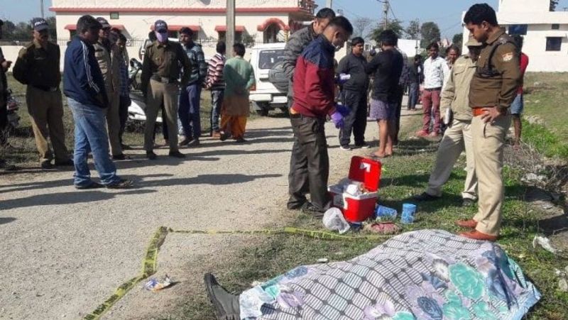 जैसे महिला की खौफनाक कहानी के बारे में गांव के लोगों को पता चलती तो हड़कंप मच गया। हर कोई उसके बारे में बात करने लगा, लोगों ने कहा-20 दिन पहले उसने एक बच्चे को जन्म दिया है और अब पति को मारा डाला।