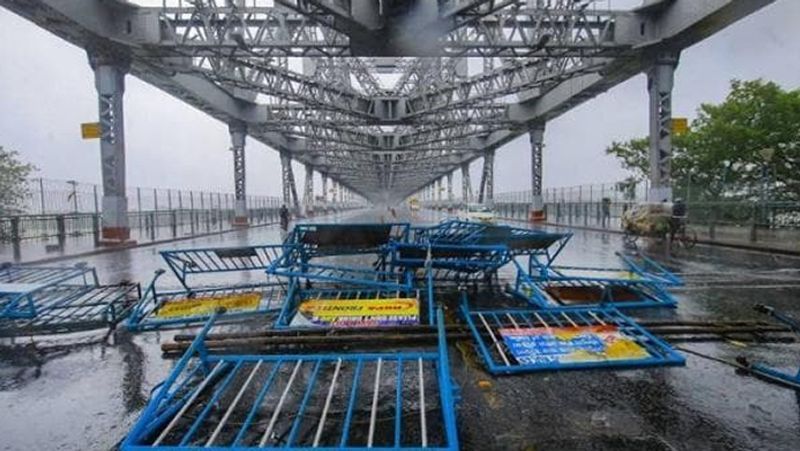 तूफान के आगोश में आने से हाबड़ा ब्रिज भी नहीं बच सका। तूफान ने यहां भी अपना तांडव मचाया था।