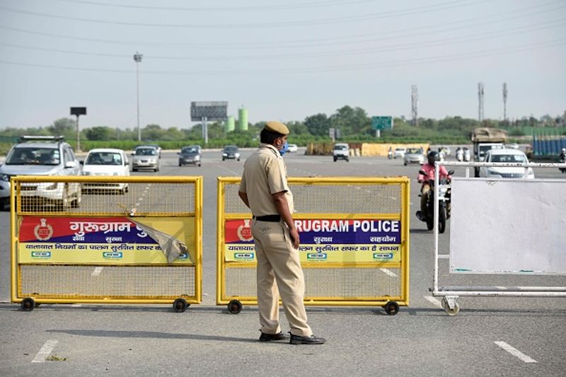 भारत में सबसे कम मृत्यु दर
स्वास्थ्य मंत्रालय के संयुक्त सचिव लव अग्रवाल, समय पर संक्रमण का पता लगाने और सही इलाज करने की वजह से हम बेहतर स्थिति में हैं। देश में कोरोना संक्रमण से जिन लोगों की मौतें हुई हैं, उनमें से 73% ऐसे थे जिन्हें पहले से ही गंभीर बीमारियां थीं। देश में कोरोना से मौतों की दर सिर्फ 2.82% है, जबकि दुनिया में ये दर 6.13% है।
