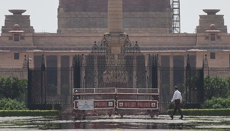 महाराष्ट्र में सबसे ज्यादा केस
covid19india.org के मुताबिक, मंगलवार को सबसे ज्यादा 8,820 केस सामने आए। महाराष्ट्र में 2287, दिल्ली में 1298, तमिलनाडु में 1091, गुजरात में 415, प. बंगाल में 396, कर्नाटक में 388, उत्तरप्रदेश में 368, हरियाणा में 296, राजस्थान में 272, बिहार में 151, ओडिशा में 141, मध्यप्रदेश में 137 और केरल में 86 नए मरीज सामने आए।
