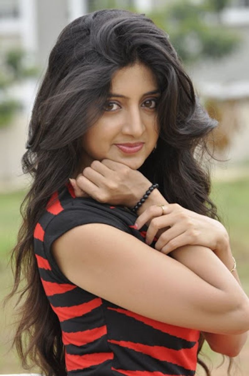 Poonam kaur likes Roja's controversial comments on Pawan