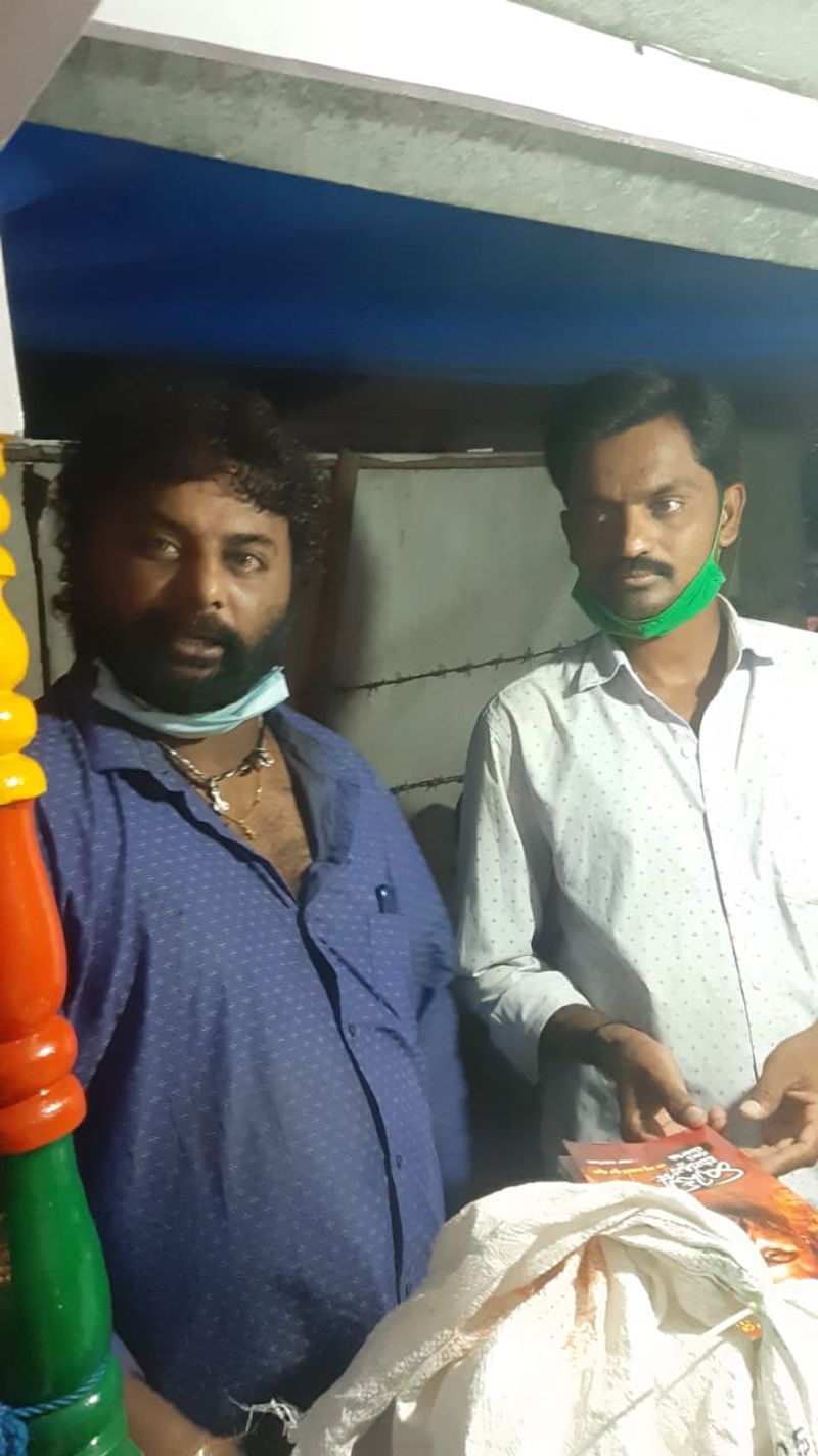 ಲಾಕ್ಡೌನ್ ಸಂದರ್ಭದಲ್ಲಿ ಪಡಬಾರದ ಕಷ್ಟ ಅನುಭವಿಸಿದ ಪಾನಿಪುರಿ ಅಂಗಡಿ ಮಾಲೀಕನಿಗೆ ದಿನ ಕಿಟ್ ನೀಡಿದ ಹುಚ್ಚ ವೆಂಕಟ್