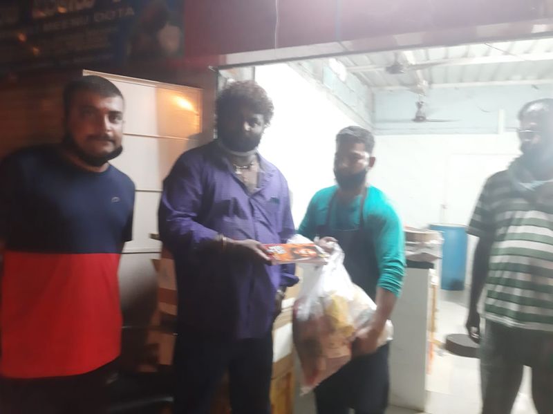 ಮೀನುಗಾರರ ಸಂಕಷ್ಟಕ್ಕೆ ಸ್ಪಂದಿಸಿ ದಿನಸಿ ಕಿಟ್ ನೀಡಿ ಅವರ ಸೇವೆಯನ್ನ ಸ್ಮರಿಸಿದ ಹುಚ್ಚ ವೆಂಕಟ್