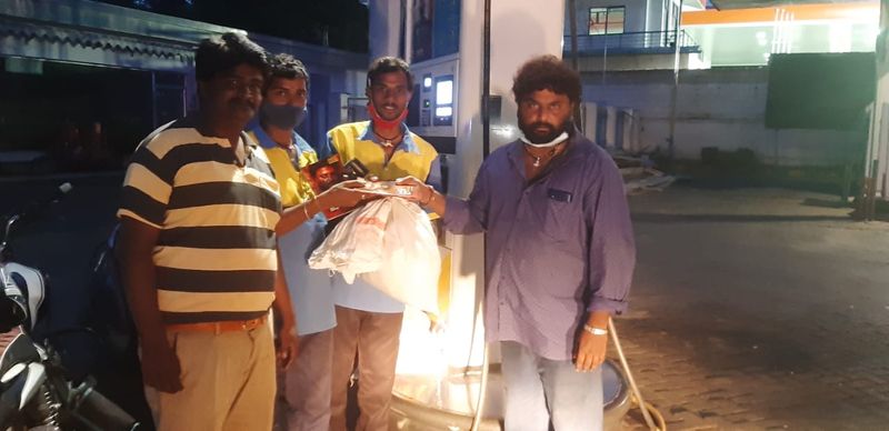 ಜೀವನ ನಿರ್ವಹಣೆಗೆ ಪೆಟ್ರೋಲ್ ಬಂಕ್ನಲ್ಲಿ ಕೆಲಸ ಮಾಡುತ್ತಿದ್ದ ಯುವಕರಿಗೆ ಸಹಾಹ ಹಸ್ತ ಚಾಚಿದ ವೆಂಟಕ್