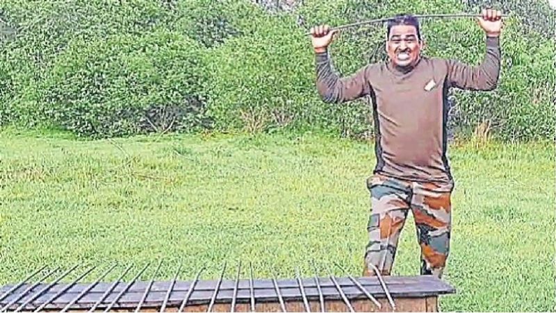 धर्मेंद्र की मां कुंती देवी ने बताया कि बचपन मे छिप-छिपकर पेड़ों पर लगे फलों को सिर से तोड़ने की प्रैक्टिस करता था। डांट के डर से दर्द होने पर कुछ नहीं बोलता था।

