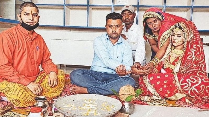 मंगलवार के दिन साहनेवाल के रहने वाला दू्ल्हा सुदेश कुमार सोनू बारात लेकर आया। इस बारात में सिर्फ 16 लोग आए हुए थे। साजिद के परिवार ने उनका स्वागत किया और पंडित को बुलाकर अग्नि के 7 फेरे दिलवाए। मुस्लिम परिवार ने ही सभी रस्में निभाई और पूजा का कन्यादान करने के बाद दोपहर में उसकी डोली को विदा किया।
