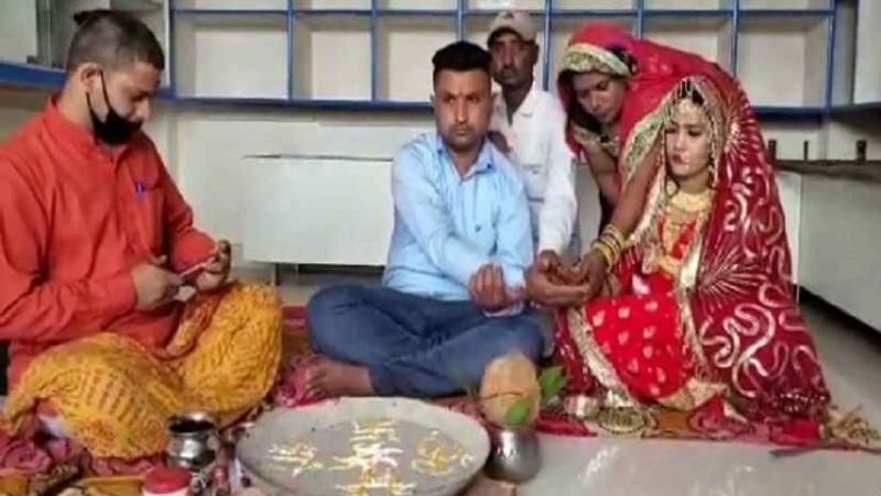 दरअसल, यह मिसाल लुधियाना जिले के भट्टियां गांव में मंगलवार के दिन देखने को मिली। जहां साजिद नाम के एक शख्स ने अपने दोस्त वरिंदर शर्मा की बेटी पूजा की शादी पूरी हिंदू रीति-रिवाजों के साथ करवाई। मुस्लिम परिवार ऐसी शादी कि दुल्हन को उसके माता-पिता की कमी को खलने नहीं दिया।
