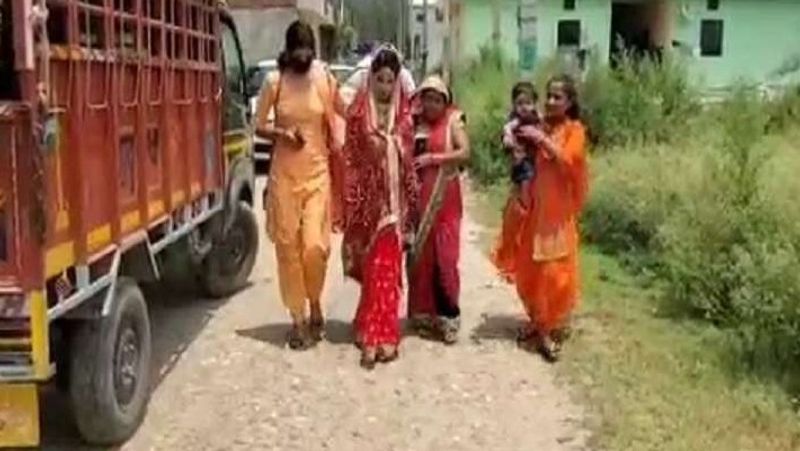 दुल्हन ने पूजा ने कहा-साजिद चाचा ने ना तो मुझे माता-पिता की कमी को खलने दिया और ना ही मेरे मामा की कमी महसूस हुई। पूजा ने कहा-मुझे गर्व हो रहा है कि भारत में अभी भी मानवता जिंदा है। वहीं साजिद ने कहा- पूजा उनका खून का रिश्ता नहीं परंतु इंसानियत धर्म सबसे ऊपर है और उन्होंने अपने वही किया है।
