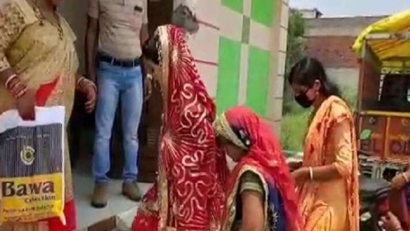 बता दें कि दुल्हन के माता-पिता उत्तर प्रदेश के मुरादाबाद जिले में मार्च के महीने में किसी रिश्तेदार के घर गए थे। कोरोना के कारण देश में लॉकडाउन हो गया और वह वहीं फंसकर रह गए। उनको चिंता होने लगी की बेटी की शादी हमने 2 जून तय की है, हम यहां हैं तो उसकी शादी कौन करेगा। ऐसे में जब पिता को कोई रास्ता न दिखा तो उन्होंने शादी की जिम्मेदारी गांव के ही अपने मुस्लिम दोस्त साजिद को सौंप दी।
