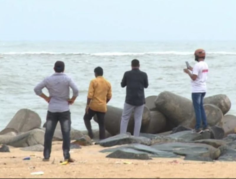 ಉಳ್ಳಾಲ ಬೀಚ್ ನಲ್ಲಿ ಪ್ರವಾಸಿಗರ ಸೆಲ್ಫಿ ಹುಚ್ಚು ಕಡಿಮೆಯಾಗಿಲ್ಲ. ಚಂಡಮಾರುತದ ಎಚ್ಚರಿಕೆ ಇದ್ದರೂ ಬೀಚ್ ನಲ್ಲಿ ಜನ ಸೆಲ್ಫಿ ತೆಗೆಯುವುದರಲ್ಲಿಯೇ ಮಗ್ನರಾಗಿದ್ದಾರೆ.