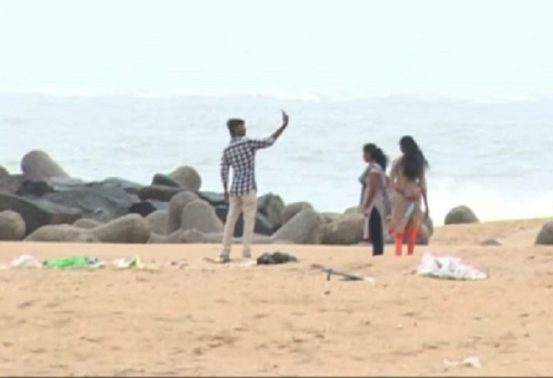 ಕಾಲೇಜು ವಿದ್ಯಾರ್ಥಿನಿಯರಿಂದಲೂ ಬೀಚ್ ನಲ್ಲಿ ರೌಂಡ್ಸ್ ಹಾಕುತ್ತಿದ್ದು, ನಿಸರ್ಗ ಚಂಡಮಾರುತದ ಪರಿಣಾಮ ಕಡಲು ಪ್ರಕ್ಷುಬ್ಧಗೊಂಡಿದ್ದರೂ ನಿರ್ಲಕ್ಷ್ಯ ವಹಿಸಲಾಗುತ್ತಿದೆ.ಸಮುದ್ರಕ್ಕೆ ಹಾಕಿದ ಕಲ್ಲುಗಳ ಮೇಲೆಯೇ ನಿಂತು ಸೆಲ್ಫಿ ತೆಗೆಯುತ್ತಿರುವ ದೃಶ್ಯಗಳು ಕಂಡು ಬಂದಿದೆ.