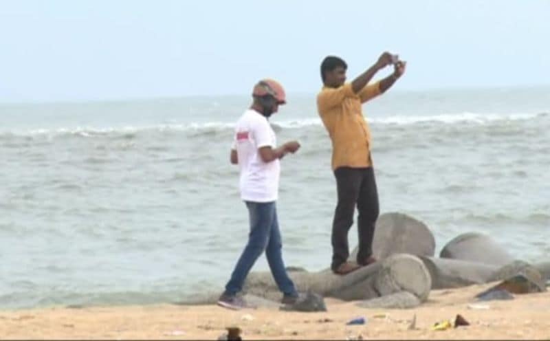 ಅಲೆಗಳು ರೆಸಾರ್ಟ್ಗೆ ಬಡಿಯಲು ಆರಂಭಿಸಿದೆ. ಕಳೆದ ವರ್ಷದ ಮಳೆಗಾಲ ಸಂದರ್ಭ ರೆಸಾರ್ಟ್ ತಡೆಗೋಡೆಗಳು ಸಮುದ್ರಪಾಲಾಗಿತ್ತು. ಈಗ ರೆಸಾರ್ಟ್ಗೆ ಅಲೆಗಳು ಬಡಿಯಲಾರಂಭಿಸಿದೆ.