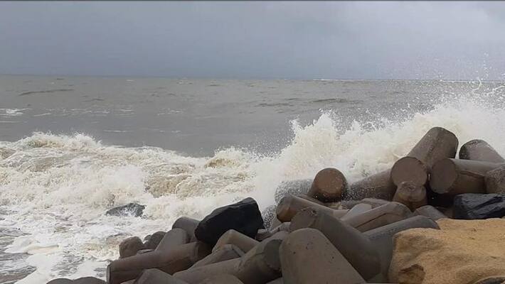 3 Students Rescued in Malpe beach snr 3 Students Rescued in Malpe beach snr