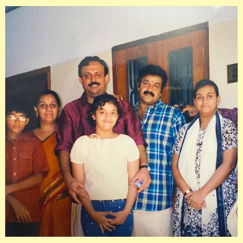 கீர்த்தி சுரேஷ் சின்ன வயசு புகைப்படத்தை பரத்துத்தருகிங்களா இந்த புகைபடத்தில் பாருங்க இதில் இருக்கும் சக நடிகர்களில் ஒருவர் மோகன் லால் மற்றும் குடும்பத்தினர் ஆமாம் இவங்க எல்லாம் சினிமா துறையில் இருப்பவர்கள் தான்