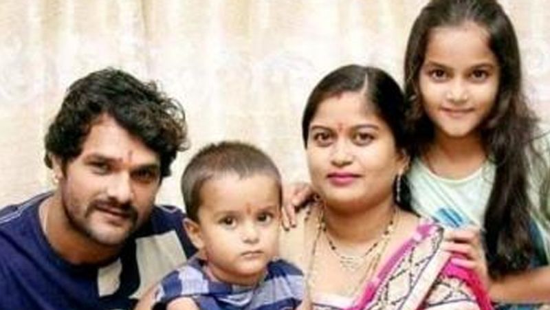 खेसारीलाल यादव बेहद गरीब फैमिली से आते हैं। अपने पहले एलबम के लिए उन्हें लिट्टी चोखा की दुकान खोलनी पड़ी थी, लेकिन आज एक्टर के पास वो सब कुछ है जो उन्होंने कभी सपने में भी नहीं सोचा था। एक इंटरव्यू में खेसारी लाल ने बताया था कि जब वो दिल्ली में लिट्टी चोखा की दुकान लगाते थे, तब उनकी पत्नी भी उनकी मदद करवाती थीं।