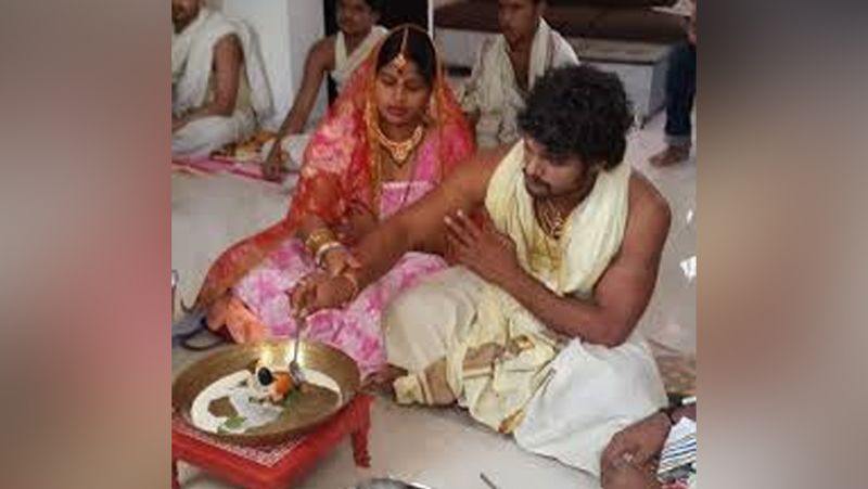इसके अलावा खेसारी अपने स्टेज शो और विज्ञापन के लिए भी फेमस हैं, जिससे वो काफी मोटी रकम कमाते हैं। एक जमाने में साइकिल के लिए भी तरसने वाले खेसारी के पास आज फॉर्चूनर जैसी महंगी गाड़ियां हैं। इसके अलावा पटना में उनका आलीशान घर भी है।