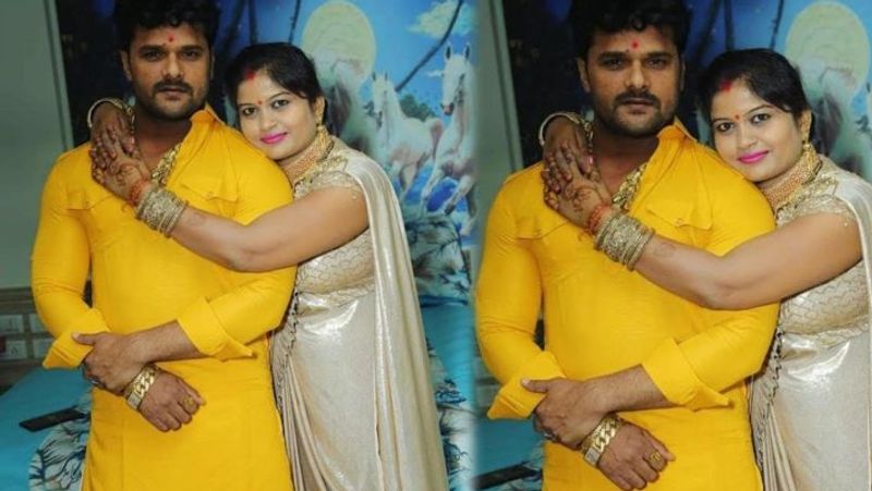 पत्नी के साथ पोज देते खेसारी लाल यादव।