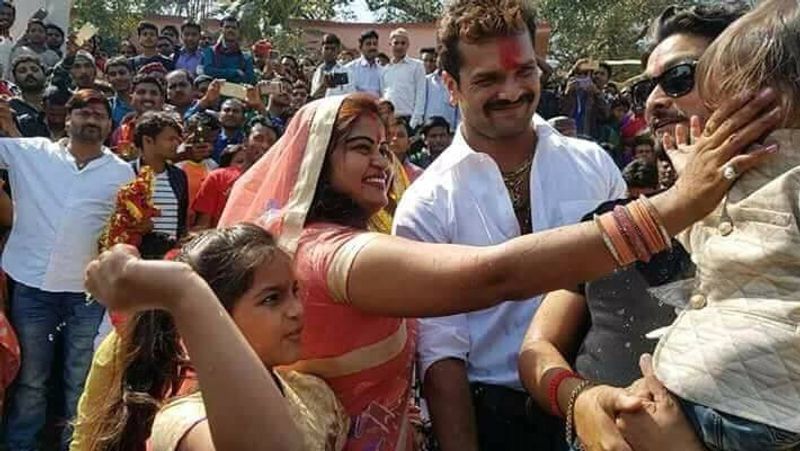 पत्नी और दोनों बच्चों के साथ खेसारी।