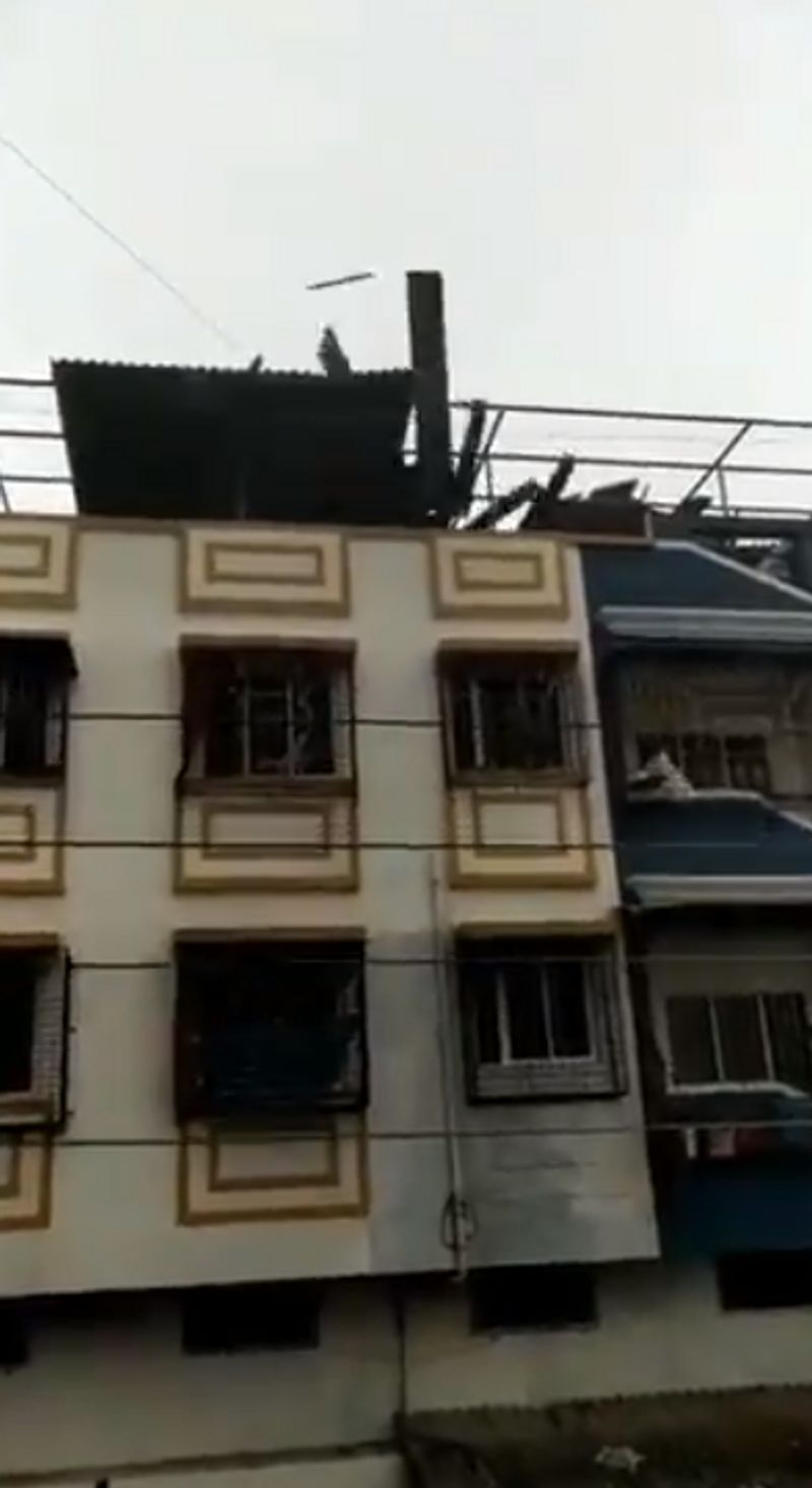 तूफान के कहर के आगे कुछ भी ठहर न सका। कई घर उड़ गए हैं। वहीं, हवा की तेज रफ्तार की वजह से कई घरों की छतें उड़ गई हैं। 