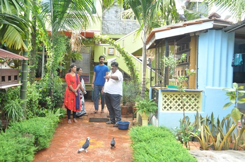 ಈ ಪುಟ್ಟಮನೆಯ ಮೇಲೊಂದು ಅತಿಥಿಗೃಹ. ತೋಟದೊಳಗೆ ಎರಡು ಬಾಡಿಗೆ ಮನೆಗಳು. ಮನೆಯ ಮುಂದೆಯೇ ಅಲ್ಲಲ್ಲಿ ಗೂಡುಗಳಲ್ಲಿರುವ ಲವ್ ಬರ್ಡ್ಸ್, ಚಿಟ್ಗುಬ್ಬಿ, ಪಾರಿವಾಳ, ಗಿಳಿ, ವಿವಿಧ ಥಳಿಯ ಬೆಕ್ಕುಗಳು, ಬಾತುಕೋಳಿ, ಮೊಲ ಮೊದಲಾದ ಪ್ರಾಣಿ-ಪಕ್ಷಿಗಳು.
