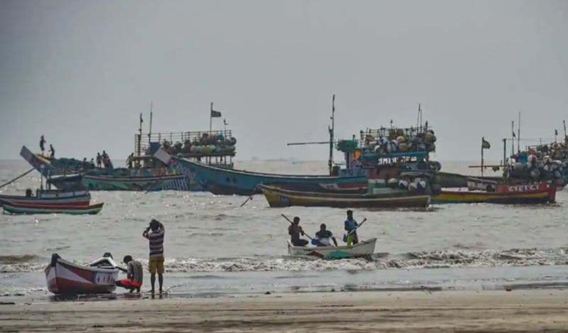 গুজরাতের ভালসাড় এবং নবসারি জেলার ৪৭টি গ্রামের ২০,০০০ মানুষকে সরানো হয়েছে।