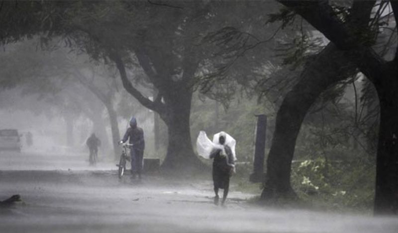 নিসর্গের কারণে বৃষ্টি শুরু হয়েছে দাদার, মাতুঙ্গা, সিওন, ওয়াডালা, পারেল এলাকায়। কেরল, কর্ণাটক ও গোয়াতেও ঘূর্ণিঝড়ের প্রভাবে প্রবল বৃষ্টি হচ্ছে।