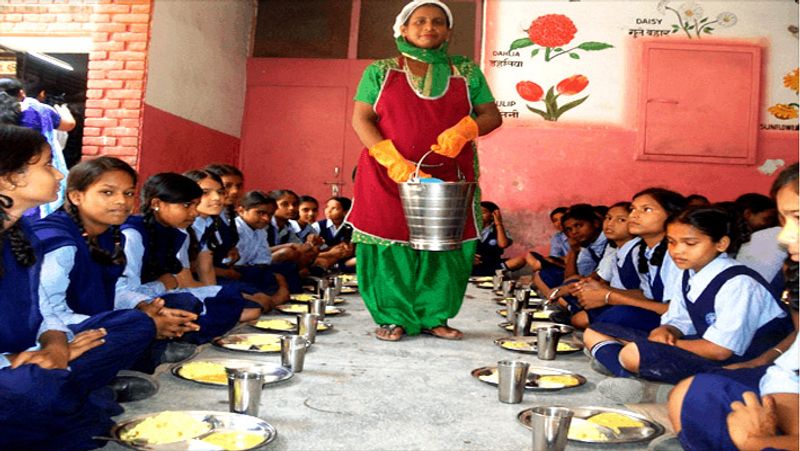  प्रदेश के बेसिक स्कूलों में लगभग 1 करोड़ 80 लाख बच्चे पढ़ते हैं। इस हिसाब से बच्चों के अभिभावकों के खाते में करीब 780 करोड़ रुपये डाले जाएंगे। अपर मुख्य सचिव बेसिक शिक्षा रेणुका कुमार ने ये शासनादेश जारी किया है। इसके मुताबिक प्राइमरी के बच्चे को 7.60 किलोग्राम और जूनियर में प्रति छात्र 11.40 किलोग्राम राशन दिया जाएगा। ये राशन कोटेदारों के जरिये उन तक पहुंचाया जाएगा।
