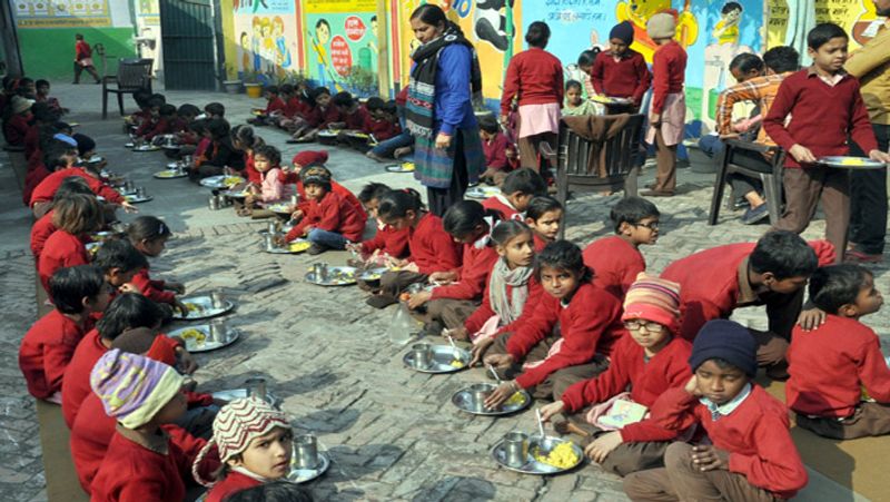 कोरोना वायरस संक्रमण को देखते हुए 24 मार्च से ही बेसिक स्कूलों को बंद कर दिया गया है। तब से स्कूल 30 जून तक बंद रहने वाले हैं। गर्मी की छुट्टियों और लॉकडाउन के चलते जितने भी दिन स्कूल बंद रहे, उसका राशन और कन्वर्जेंस कॉस्ट सरकार बच्चों के पोषण को ध्यान में रखते हुए दे रही है। 30 जून तक हर बच्चे के घर तक राशन और कन्वर्जेंस कॉस्ट पहुंचाने का लक्ष्य रखा गया है।