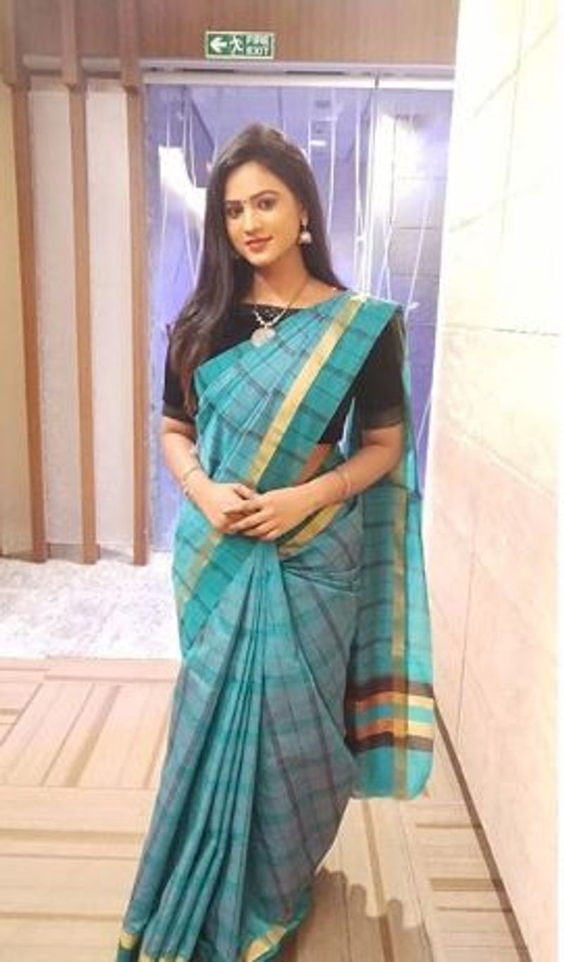 நீல நிற சேலையில்... கியூட் போஸ் 