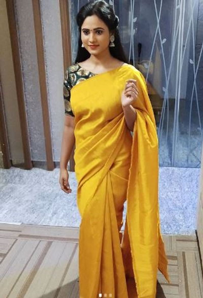 தங்க தாரகை போல் போஸ் கொடுக்கும் கண்மணி 