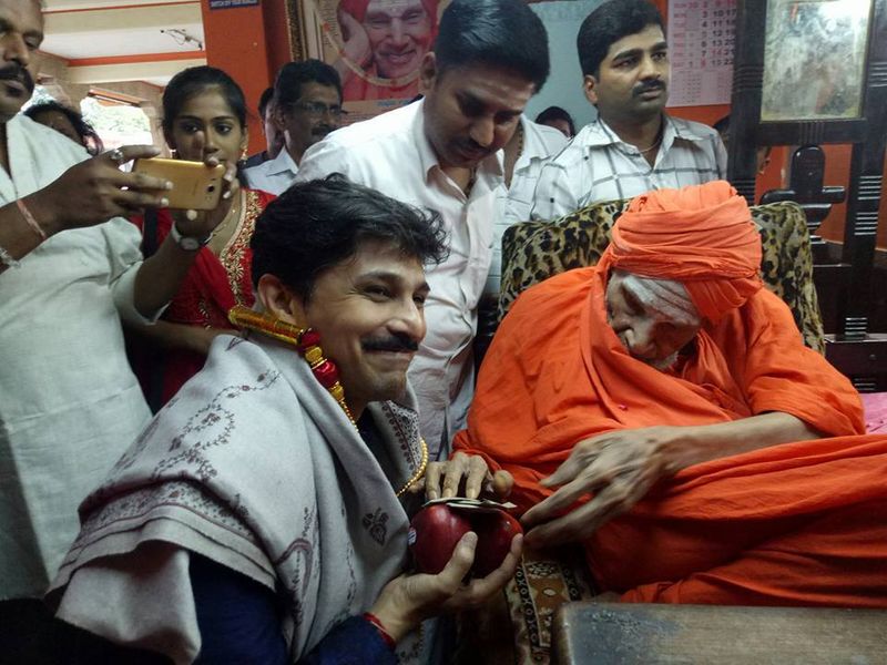 ಸಿದ್ಧಗಂಗಾ ಶ್ರೀಗಳಿಂದ ಆಶೀರ್ವಾದ ಪಡೆಯುತ್ತಿರುವ ಗಾಯಕ.