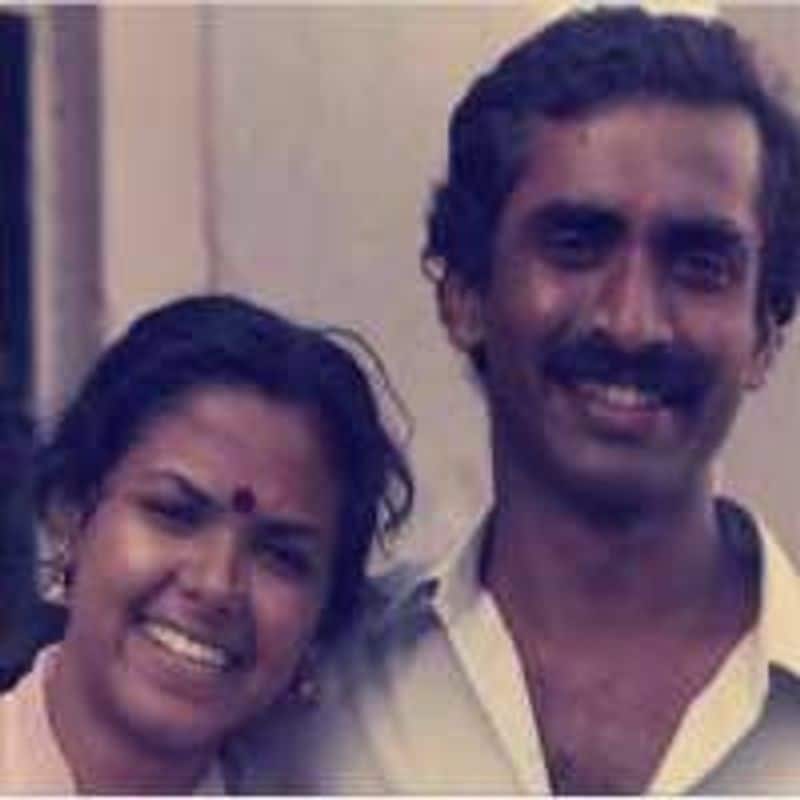 தன்னுடைய மனைவி விஜயகுமாரியுடன் தாடி இல்லாமல் போஸ் கொடுக்கும் ஜக்கி வாசுதேவ் 
