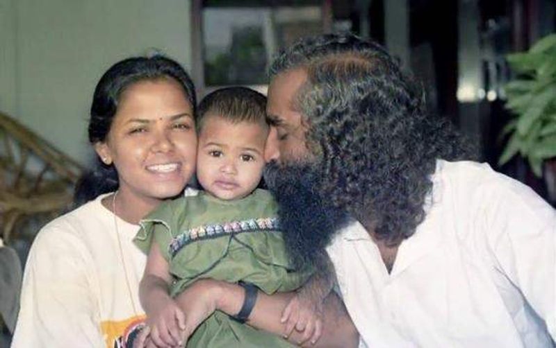 பிஞ்சு குழந்தையை கொஞ்சும் ஜக்கி வாசுதேவ் 