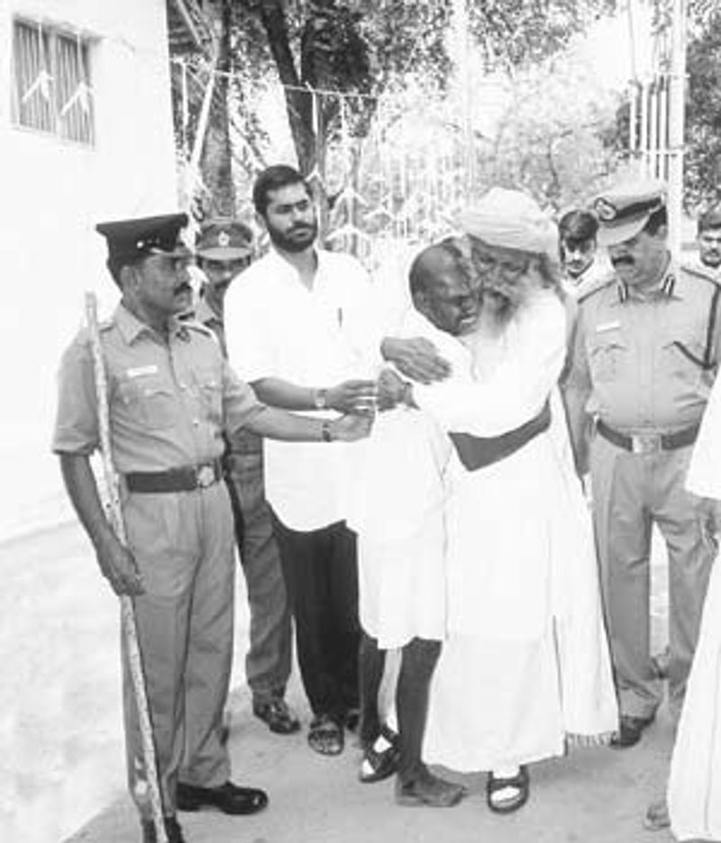 ஏழை - பணக்காரன் பாராமல் அன்பு செலுத்தும் ஜக்கி வாசுதேவ்... 