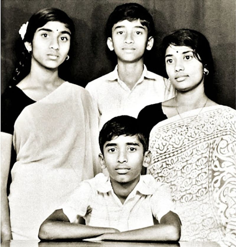 இளம் வயதில், தன்னுடைய சகோதர சகோதரிகளுடன் ஜக்கி வாசுதேவ் 